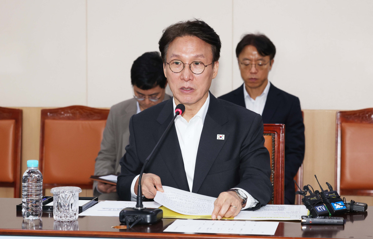 ▲김민석 국무총리가 추석 맞이 물가 현장점검차 22일 서울 서초구 하나로마트 양재점을 찾아 추석 성수품대책 보고를 받기 앞서 인사말을 하고 있다. 신태현 기자 holjjak@