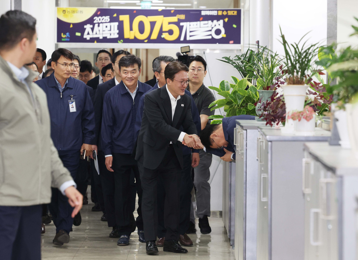 ▲김민석 국무총리가 22일 서울 서초구 하나로마트 양재점을 찾아 추석 맞이 물가 현장점검에 앞서 관계자를 격려하고 있다. 신태현 기자 holjjak@