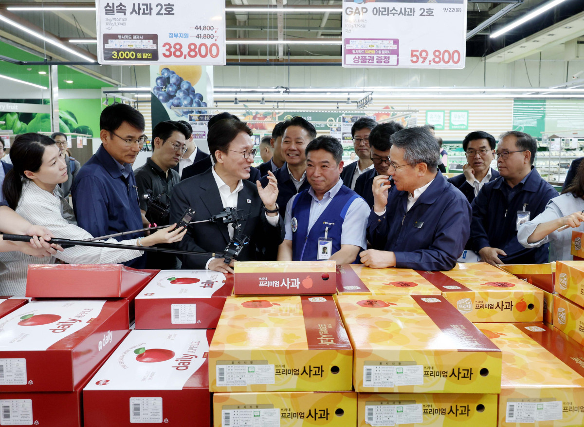 ▲김민석 국무총리가 22일 서울 서초구 하나로마트 양재점을 찾아 추석 맞이 물가 현장점검을 하고 있다. 신태현 기자 holjjak@