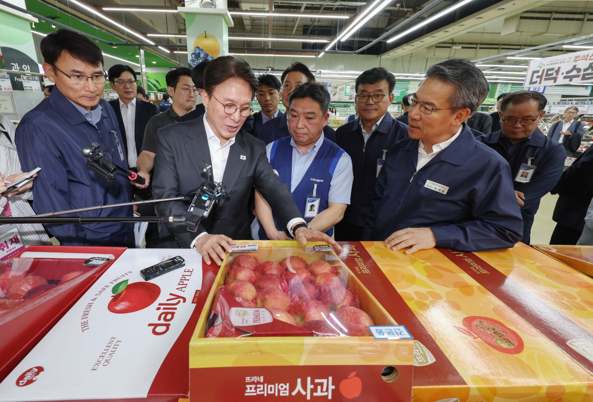 ▲김민석 국무총리가 22일 서울 서초구 하나로마트 양재점을 찾아 추석 맞이 물가 현장점검을 하고 있다. 신태현 기자 holjjak@