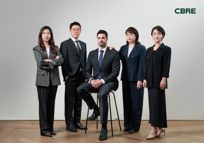 ▲(왼쪽부터) CBRE코리아 조인경 업무환경 전략팀장, 임현준 오피스 임대 자문총괄, 로버트 윌킨슨 오피스 임대차 자문부문 총괄, 최문경 오피스 임차 자문총괄, 김은실 디자인 콜렉티브팀장. (사진제공=CBRE코리아)