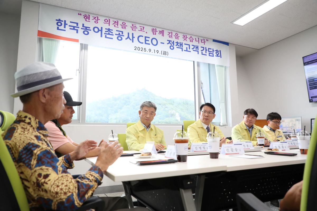 ▲김인중 한국농어촌공사 사장(오른쪽에서 세 번째)이 19일 강릉 오봉지소에서 열린 정책고객 간담회에서 지역 농업인들과 기후 적응 역량 강화 방안을 논의하고 있다. (사진제공=한국농어촌공사)