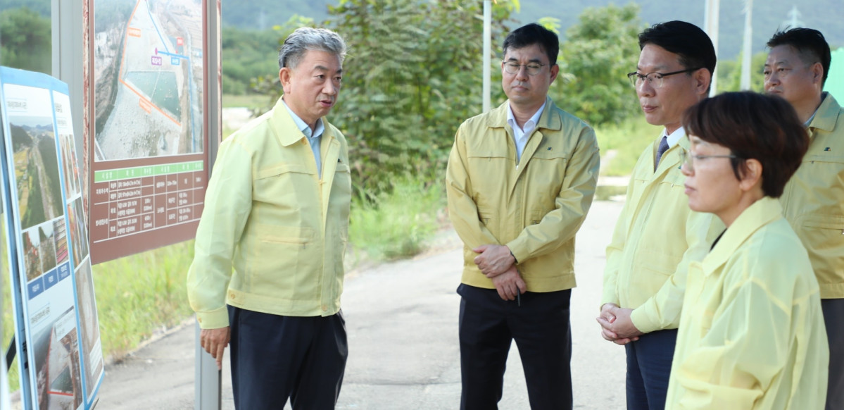 ▲김인중 한국농어촌공사 사장(왼쪽에서 세 번째)이 18일 속초 쌍천2지하수댐을 찾아 운영 현황에 대한 설명을 듣고 있다. (사진제공=한국농어촌공사)