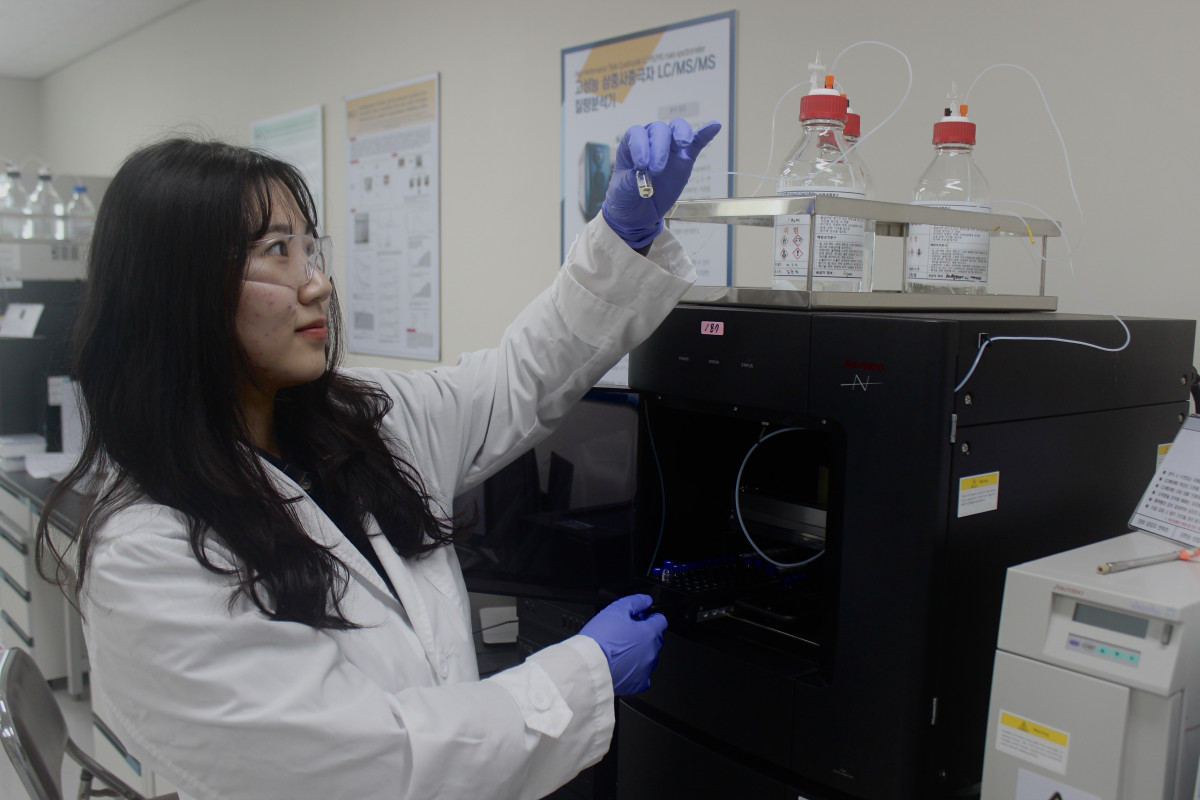 ▲한국농업기술진흥원 연구원이 항암 효과로 주목받는 천연 생리활성 물질 ‘글루코시놀레이트(Glucosinolate)’에 대한 시험 분석을 하고 있다. (사진제공=한국농업기술진흥)