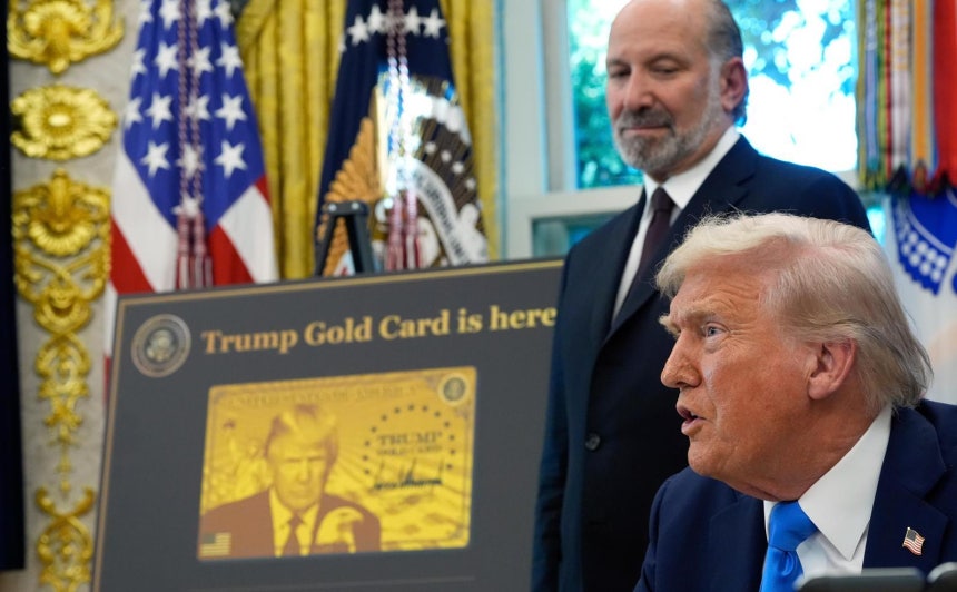 ▲도널드 트럼프 미국 대통령(오른쪽)이 19일(현지 시간) 백악관에서 하워드 러트닉 상무장관이 배석한 가운데 전문직 취업 비자(H-1B) 수수료를 10만 달러로 올리는 포고문과 100만 달러(약 14억 원)에 영주권을 주는 ‘골드카드’ 신설 행정명령에 서명한 뒤 취재진 질문에 답하고 있다.  (워싱턴=AP 뉴시스)