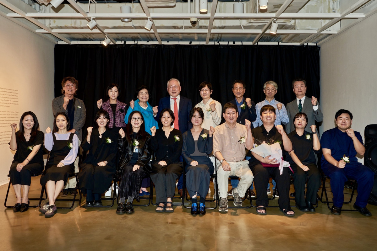 ▲17일 서울 세종문화회관 미술관에서 열린 2025 가송 예술상 시상식에 참석한 윤도준 동화약품 회장(두번째 줄 좌측에서 네번째)과 심사위원단, 입선 작가 10인이 기념촬영하고 있다. (사진제공=동화약품)