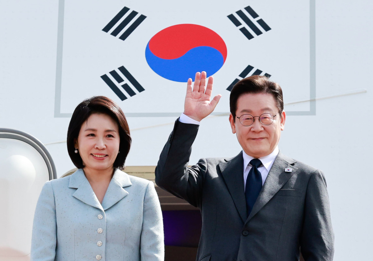 ▲유엔 총회에 참석하는 이재명 대통령이 22일 경기 성남 서울공항에서 김혜경 여사와 출국하며 인사하고 있다. 2025.09.22. (뉴시스)