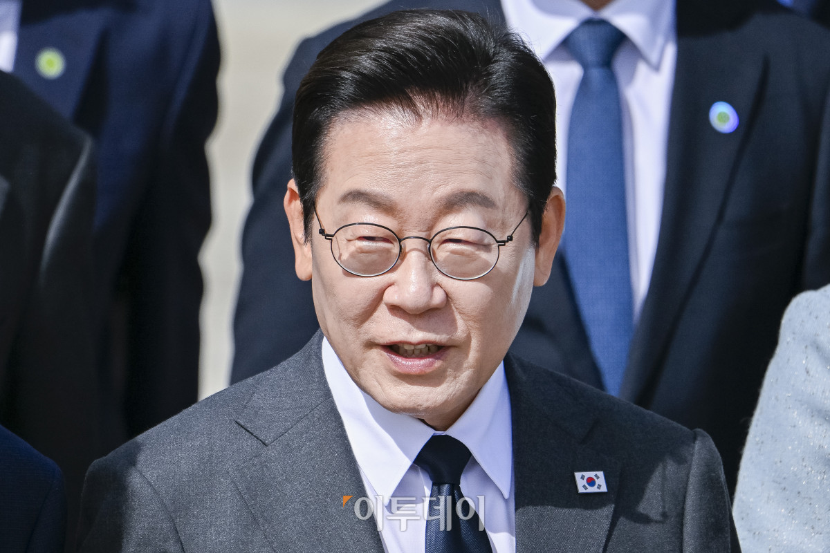 ▲이재명 대통령이 22일 경기 성남시 서울공항에서 취임 후 처음으로 미국 뉴욕에서 열리는 제80차 유엔총회 고위급 회의에 참석하기 위해 출국하고 있다. 이 대통령은 현지 시간으로 22일 뉴욕에 도착해 세계 최대 자산운용사 블랙록의 래리 핑크 최고경영자(CEO)와 미국 상·하원 의원단 등을 접견하고 유엔총회 기조연설, 유엔 안전보장이사회(안보리) 공개 토의 주재, 한국경제설명회(IR) 투자 서밋 행사를 진행한 뒤 26일 귀국할 계획이다. 조현호 기자 hyunho@