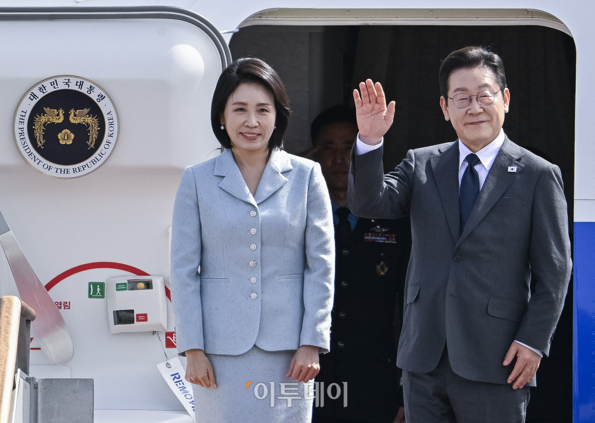 ▲이재명(오른쪽) 대통령과 배우자 김혜경 여사가 22일 경기 성남시 서울공항에서 취임 후 처음으로 미국 뉴욕에서 열리는 제80차 유엔총회 고위급 회의에 참석하기 위해 출국하며 손을 들어 인사하고 있다.  조현호 기자 hyunho@