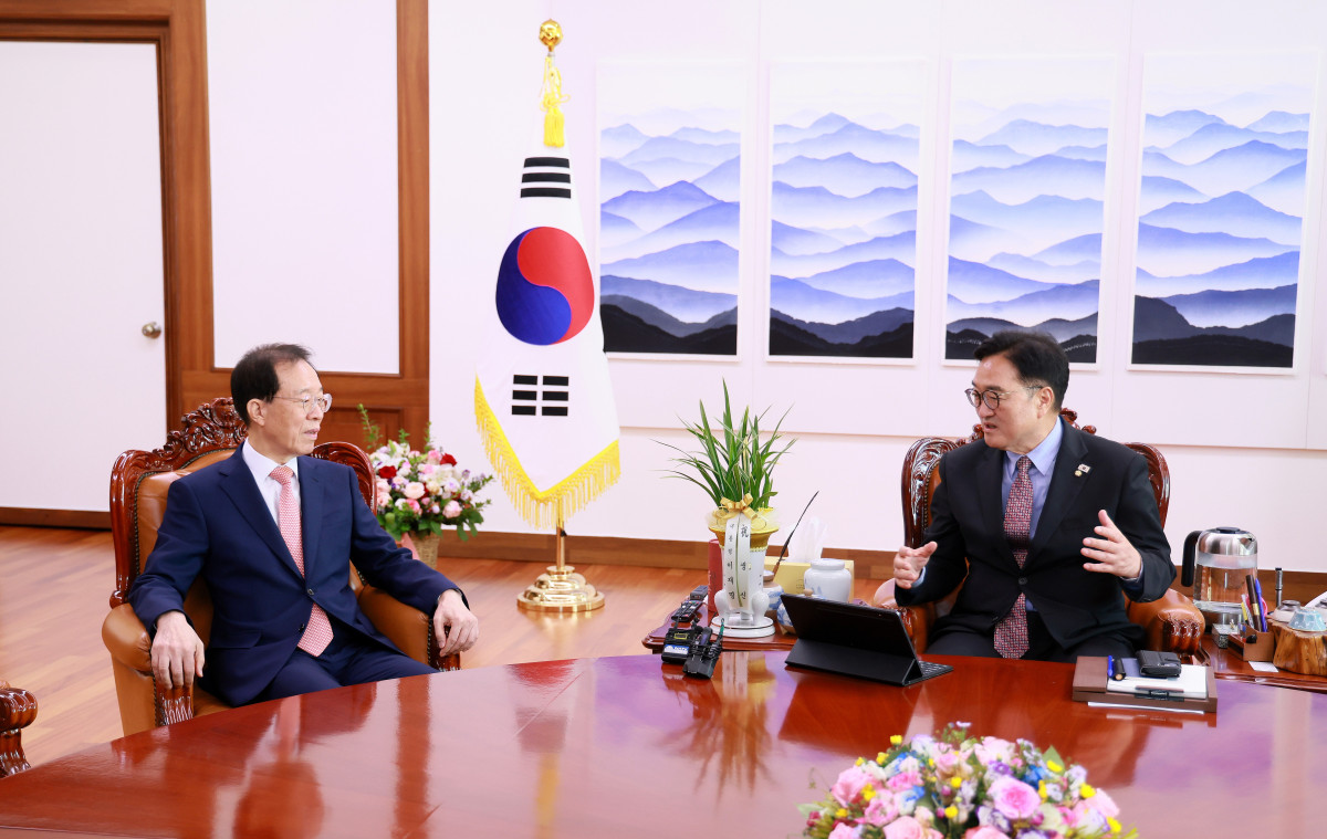 ▲우원식 국회의장이 22일 오전 여의도 국회 의장집무실에서 이석연 국민통합위원회 위원장과 만나고 있다. (사진제공=국회의장실)