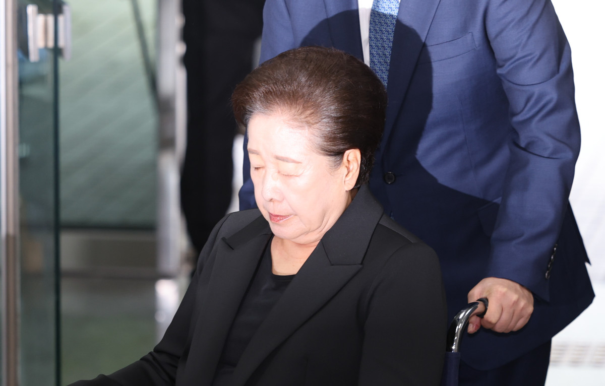 ▲정치자금법 위반 등 혐의를 받는 한학자 통일교 총재가 22일 오후 서울 서초구 서울중앙지방법원에서 열린 영장실질심사(구속 전 피의자 심문)에 출석하고 있다. (뉴시스)