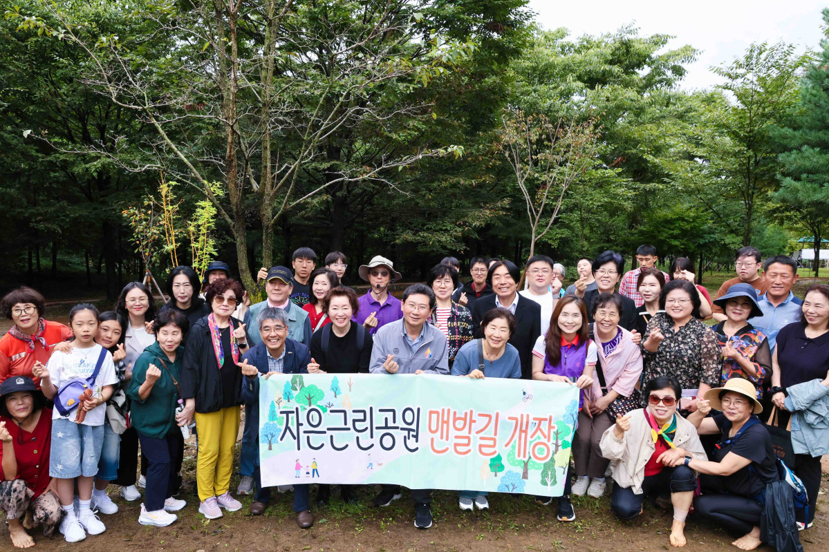 ▲자은근린공원에서 이상일 시장과 맨발길 개장식 참석자들이 기념사진을 촬영하고 있다. (용인특례시)