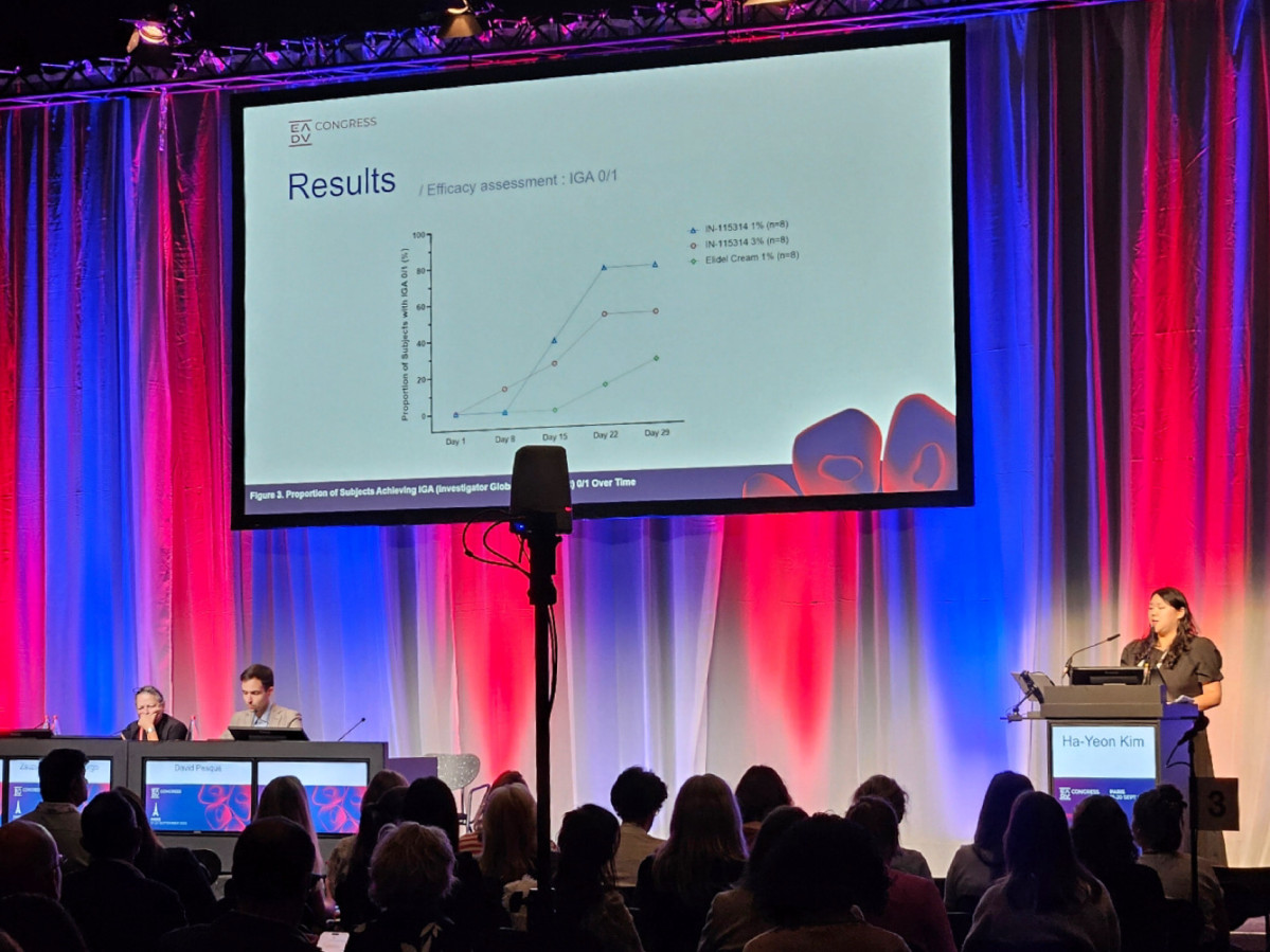▲HK이노엔 '2025 유럽피부과학회' 포스터 발표 현장. (HK이노엔)