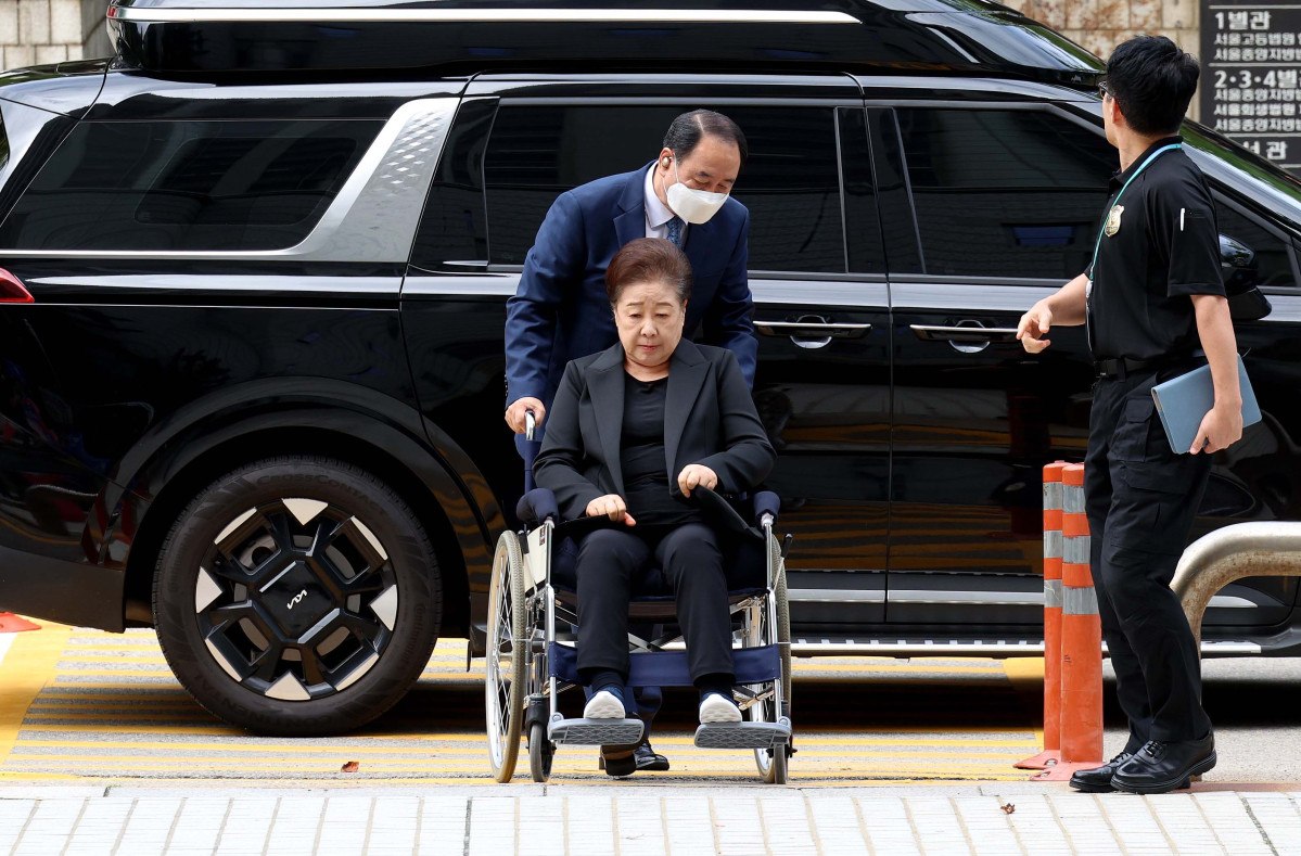 ▲한학자 통일교(세계평화통일가정연합) 총재가 22일 서울 서초구 서울중앙지방법원에서 열린 구속 전 피의자 심문(영장실질심사)에 출석하고 있다. 한 총재는 김건희 여사와 권성동 국민의힘 의원에게 각종 청탁과 함께 금품을 전달한 혐의(청탁금지법·정치자금법 위반) 등을 받고 있다. 신태현 기자 holjjak@