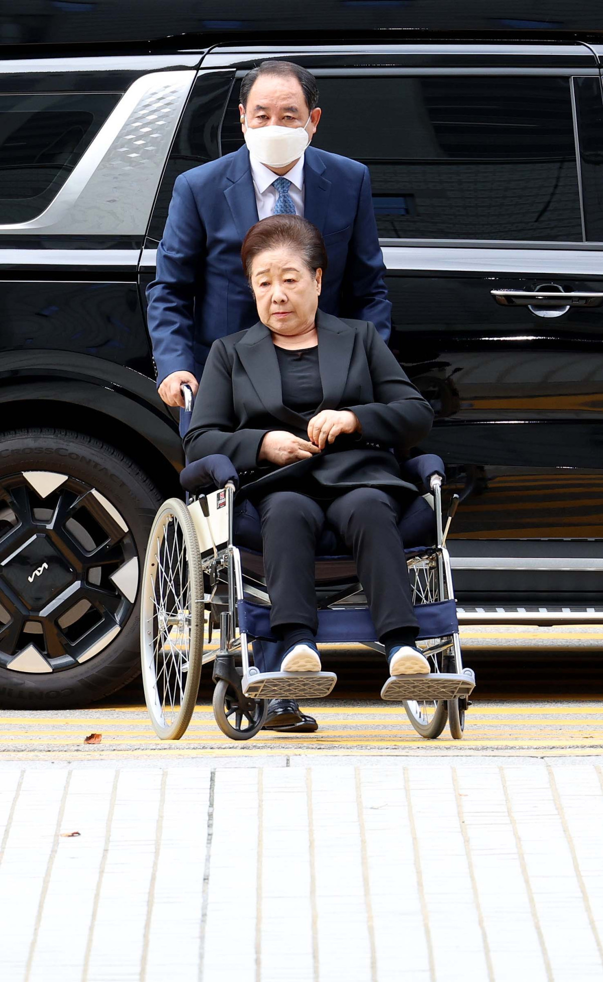 ▲한학자 통일교(세계평화통일가정연합) 총재가 22일 서울 서초구 서울중앙지방법원에서 열린 구속 전 피의자 심문(영장실질심사)에 출석하고 있다. 한 총재는 김건희 여사와 권성동 국민의힘 의원에게 각종 청탁과 함께 금품을 전달한 혐의(청탁금지법·정치자금법 위반) 등을 받고 있다. 신태현 기자 holjjak@