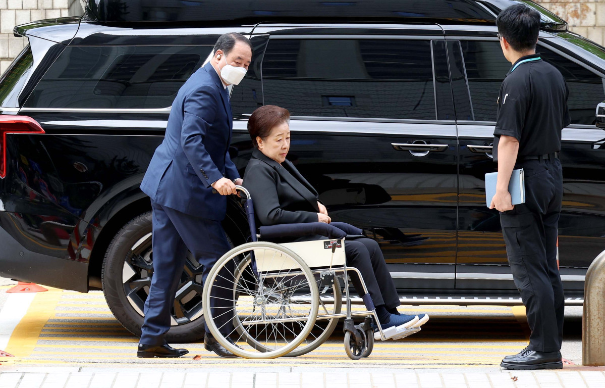 ▲한학자 통일교(세계평화통일가정연합) 총재가 22일 서울 서초구 서울중앙지방법원에서 열린 구속 전 피의자 심문(영장실질심사)에 출석하고 있다. 한 총재는 김건희 여사와 권성동 국민의힘 의원에게 각종 청탁과 함께 금품을 전달한 혐의(청탁금지법·정치자금법 위반) 등을 받고 있다. 신태현 기자 holjjak@