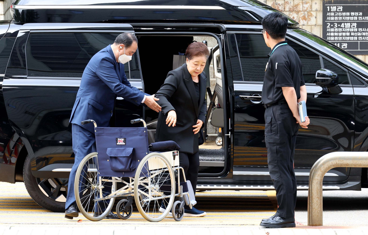 ▲한학자 통일교(세계평화통일가정연합) 총재가 22일 서울 서초구 서울중앙지방법원에서 열린 구속 전 피의자 심문(영장실질심사)에 출석하고 있다. 한 총재는 김건희 여사와 권성동 국민의힘 의원에게 각종 청탁과 함께 금품을 전달한 혐의(청탁금지법·정치자금법 위반) 등을 받고 있다. 신태현 기자 holjjak@