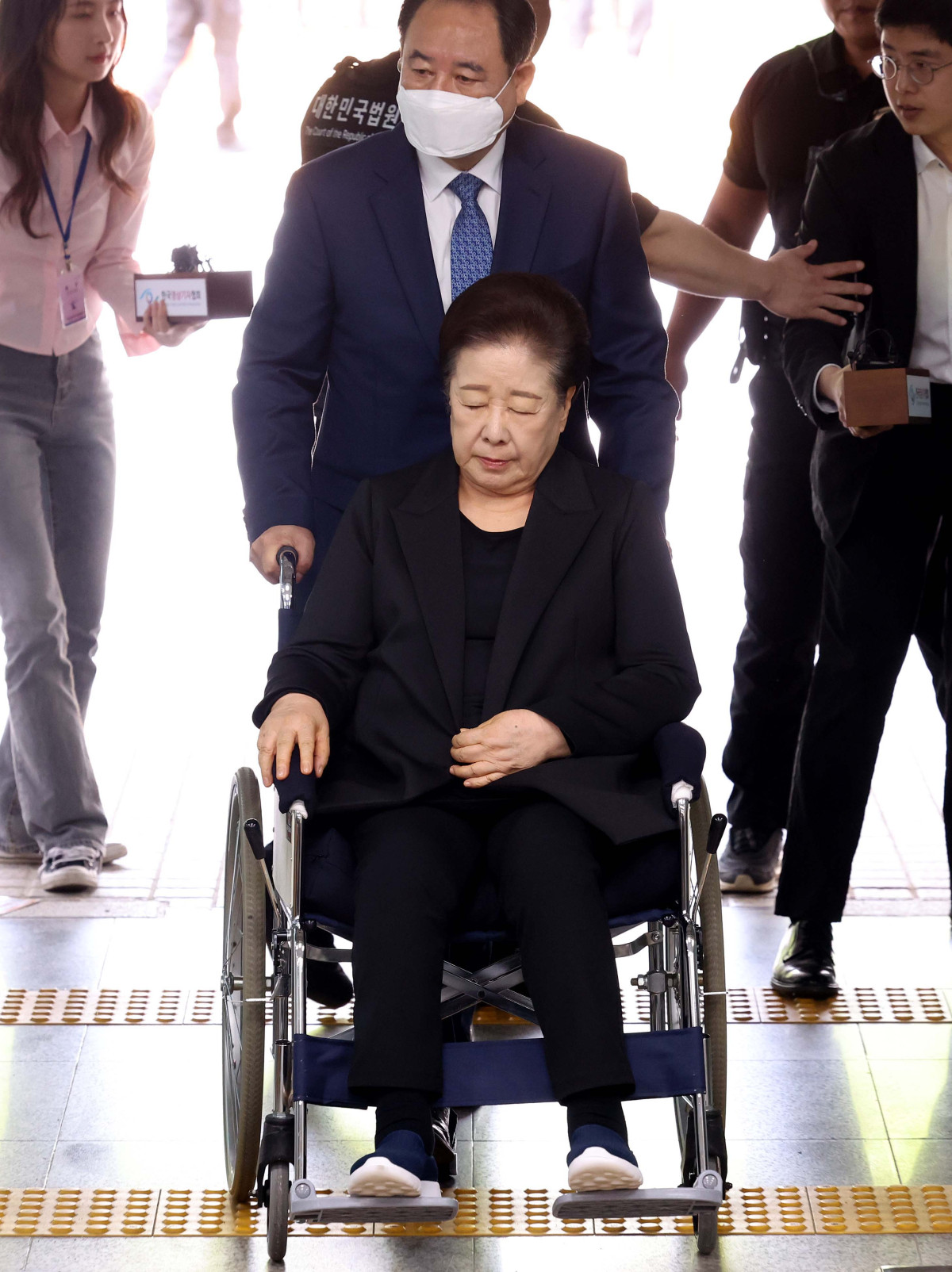 ▲한학자 통일교(세계평화통일가정연합) 총재가 22일 서울 서초구 서울중앙지방법원에서 열린 구속 전 피의자 심문(영장실질심사)에 출석하고 있다. 한 총재는 김건희 여사와 권성동 국민의힘 의원에게 각종 청탁과 함께 금품을 전달한 혐의(청탁금지법·정치자금법 위반) 등을 받고 있다. 신태현 기자 holjjak@