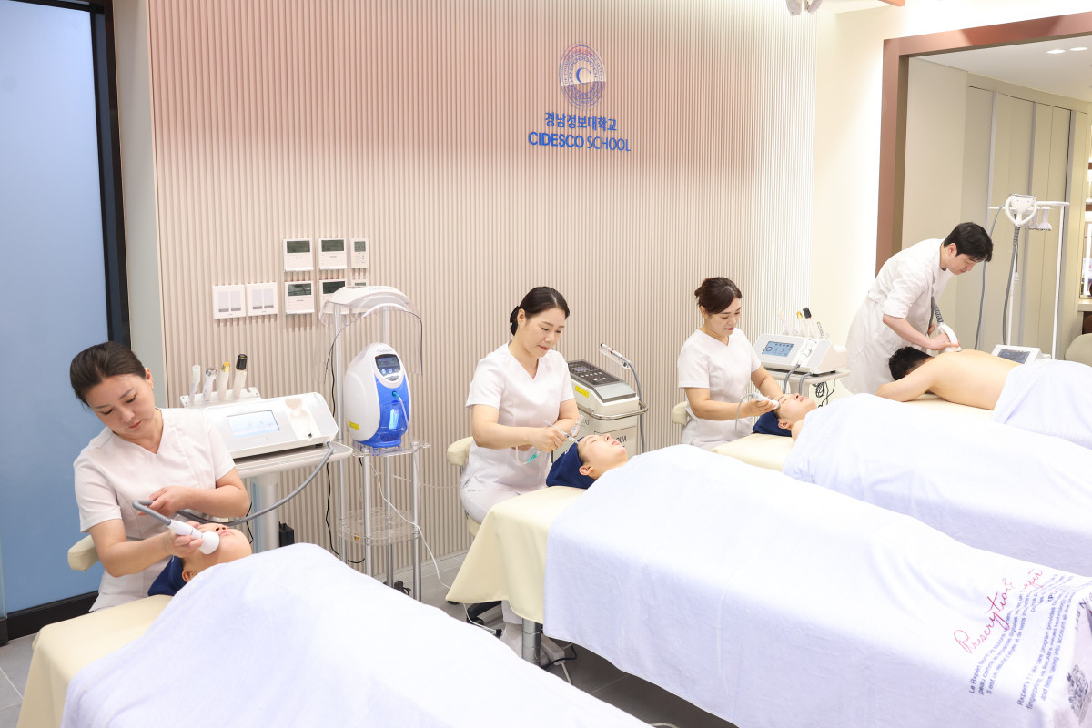 ▲경남정보대학교 뷰티스타트업 과정 실습 사진 (사진제공=경남정보대학교)