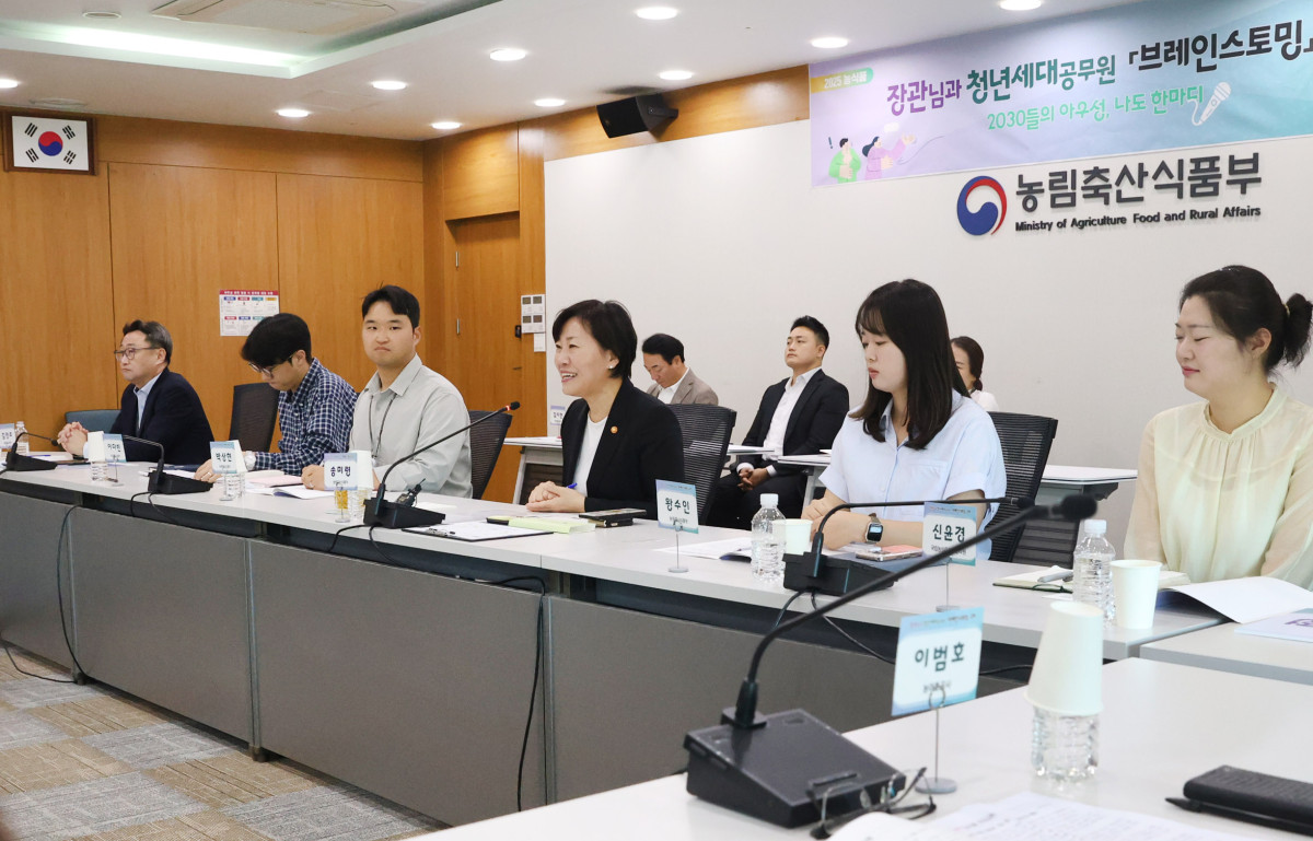 ▲미령 농림축산식품부 장관이 22일 본부 회의실에서 2030 청년 세대 공무원들과 '브레인스토밍'을 진행, 인사말을 하고 있다. (사진제공=농림축산식품부)
