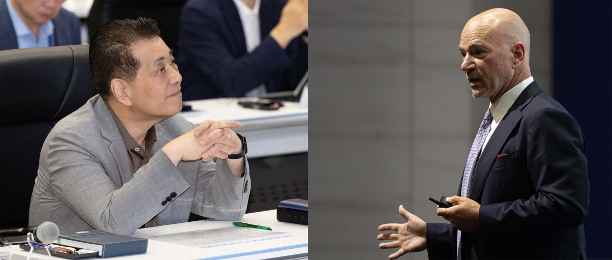 ▲장인화 포스코그룹 회장이 22일 포스코 송도 글로벌R&D센터에서 열린 2025 포스코포럼에서 기조강연자인 앤드류 맥아피(Andrew McAfee) MIT 경영대학원 교수와 대화를 나누고 있다. (포스코그룹.)