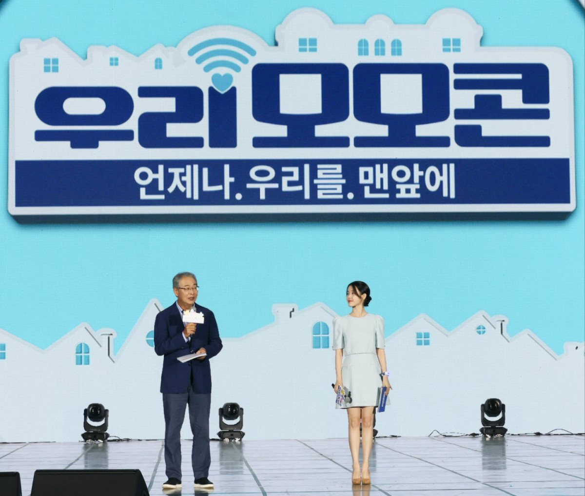 ▲임종룡 우리금융 회장(왼쪽)과 아이유가 21일 서울 난지한강공원에서 열린 '모모콘'에 참석해 '우리원더패밀리' 출범을 알리고 있다. (사진제공=우리금융)