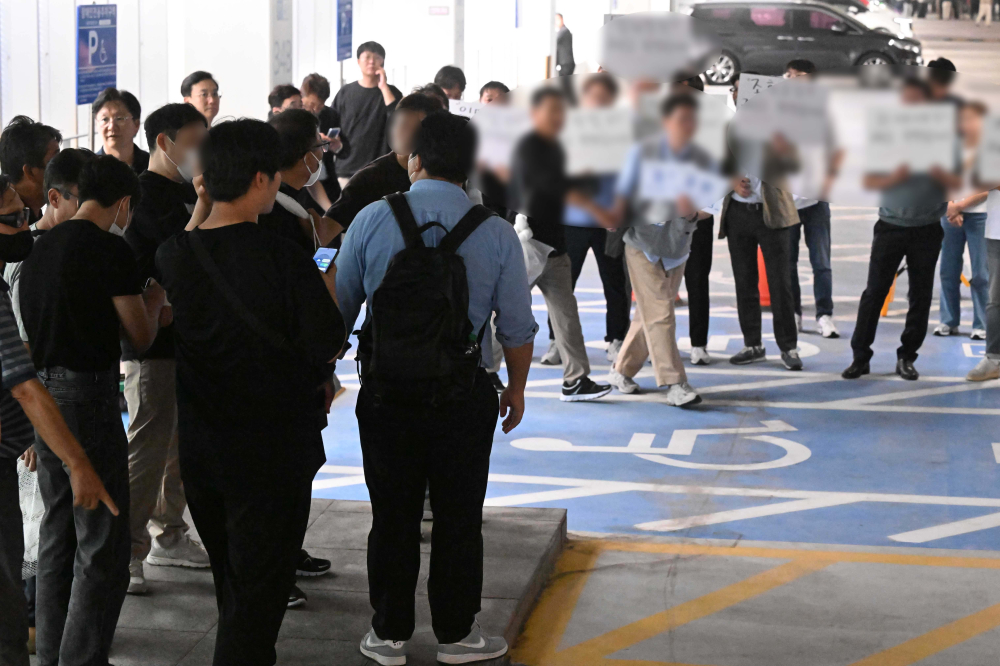 ▲미국 조지아주 현대차그룹·LG에너지솔루션 배터리 합작 공장 건설 현장에서 체포·구금됐던 현대엔지니어링 근로자들이 12일 오후 인천국제공항을 통해 귀국한 뒤 주차장에서 가족과 만나기 위해 이동하고 있다.신태현 기자 holjjak@ (이투데이DB)