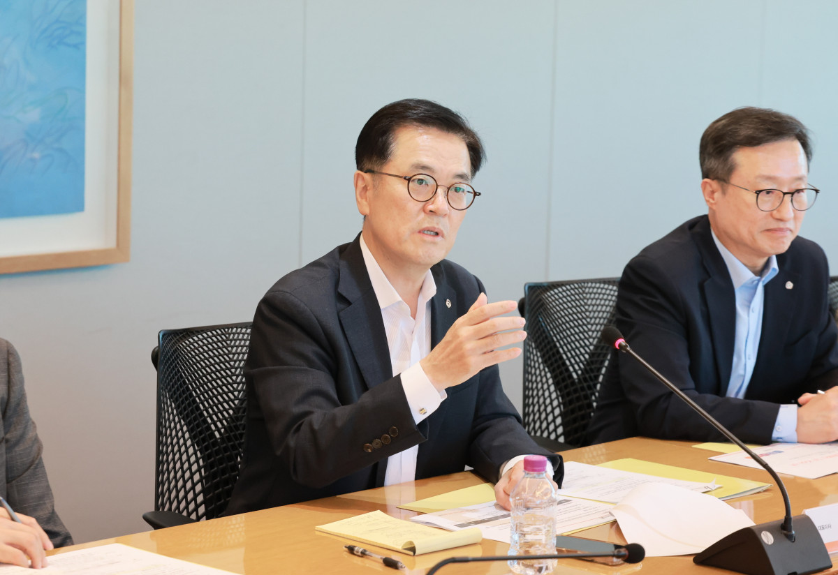 ▲9월 18일 열린 ‘고객신뢰혁신 TF’ 출범 킥 오프 미팅에서 이경근 대표이사 사장(사진 중앙)이 발언하고 있다. (제공 한화생명)