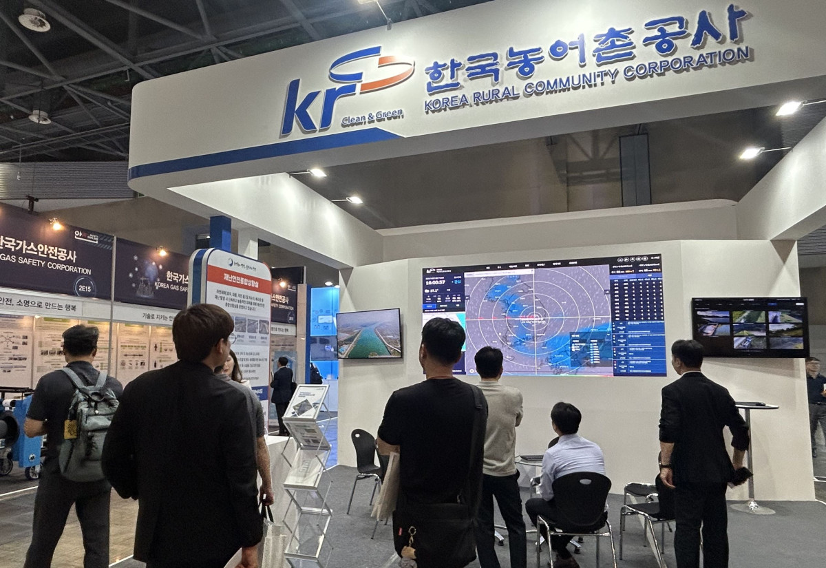 ▲한국농어촌공사는 17~19일 경기 일산 킨텍스에서 열린 ‘2025 대한민국 안전산업 박람회’에 참가해 과학적 재난관리 체계와 현장 중심 대응 사례를 선보였다. 사진은 '안전산업 박람회' 농어촌공사 부스. (사진제공=한국농어촌공사)