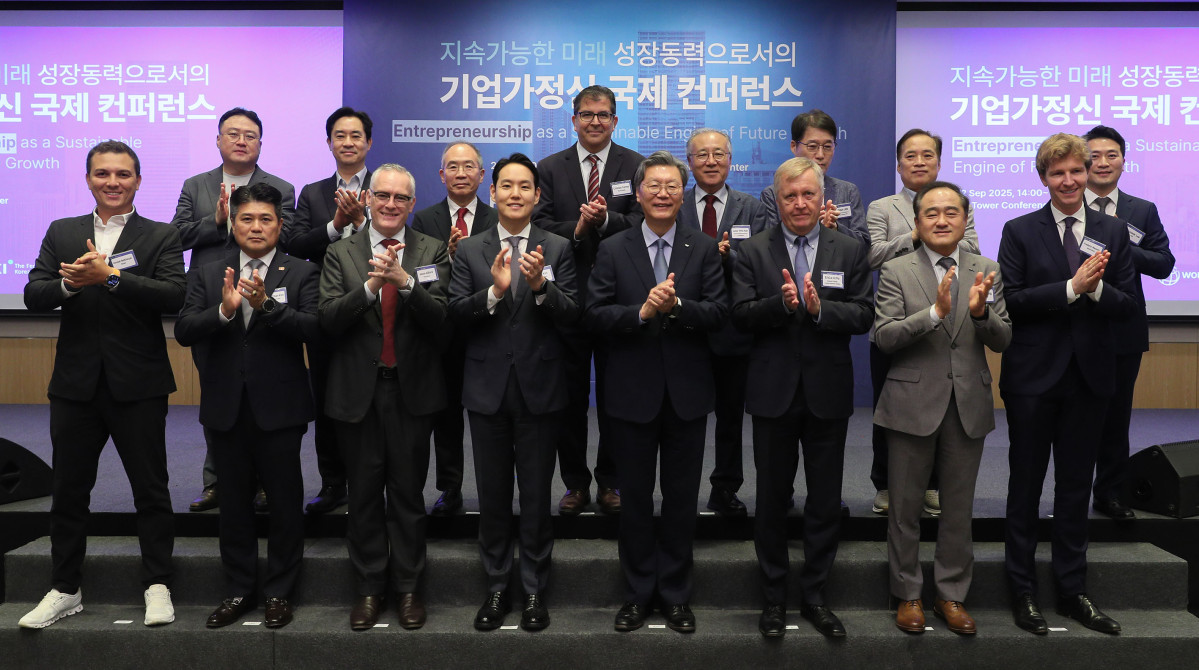 ▲김창범 한경협 부회장, 제이슨 알포드 세계은행 한국사무소장, 김한규 국회의원을 비롯한 내빈들이 22일 서울 여의도 FKI타워 컨퍼런스센터에서 열린 ‘지속가능한 미래 성장동력으로서의 기업가정신’ 세미나에 참석해 기념촬영을 하고 있다. (한경협)