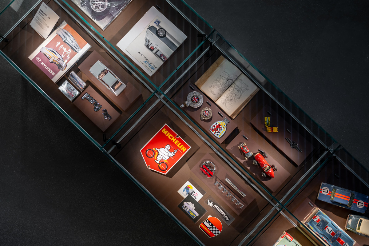 ▲현대 모터스튜디오 서울 '오토라이브러리'에 전시된 '빈티지 컬렉션' (사진=현대차)