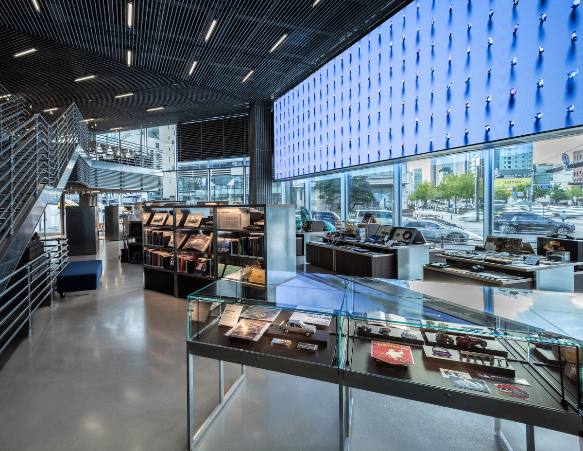 ▲현대 모터스튜디오 서울 1~2층에 위치한 '오토라이브러리' (사진=현대차)