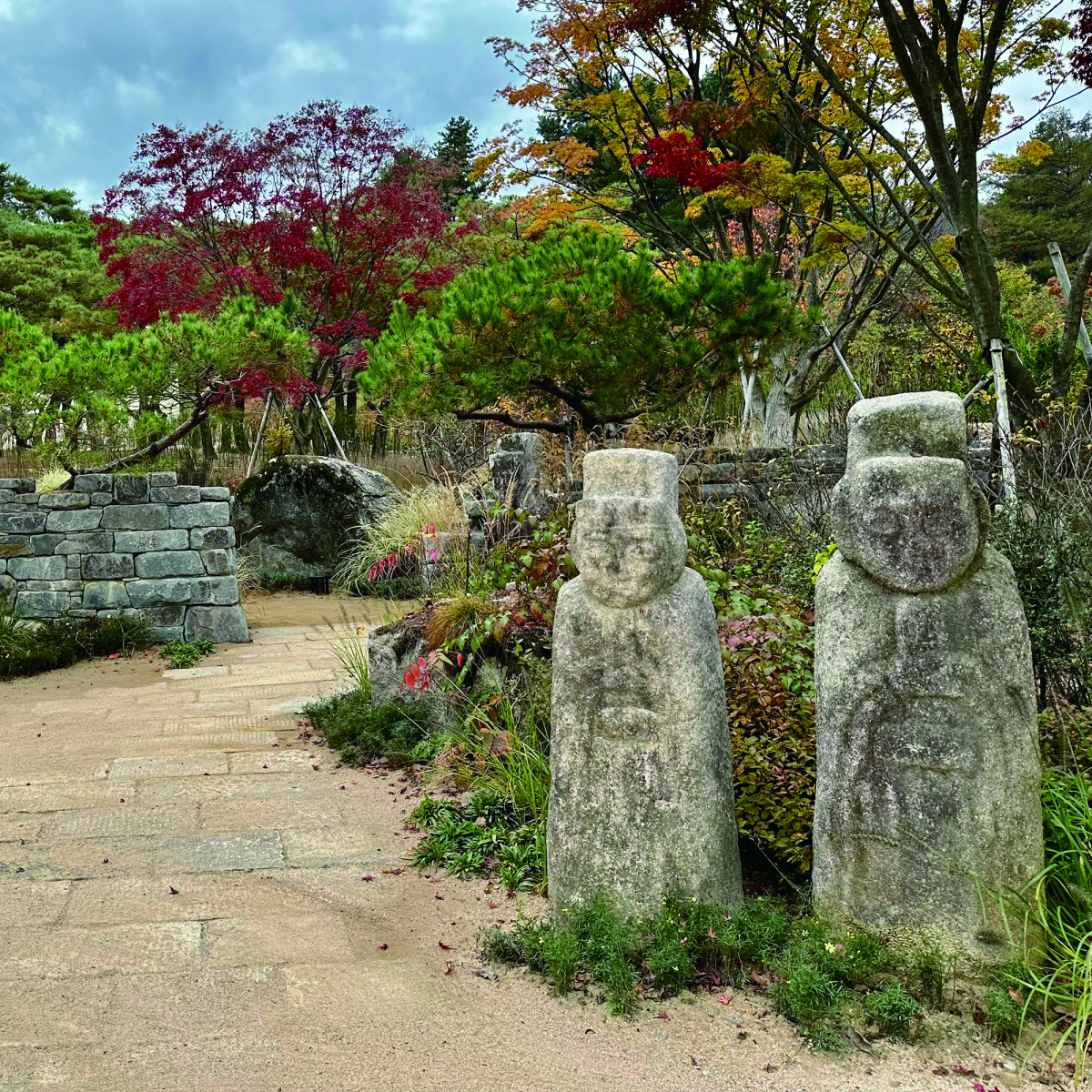 ▲무영원에 들어서는 입구를 지키는 문인석.(메덩골정원)