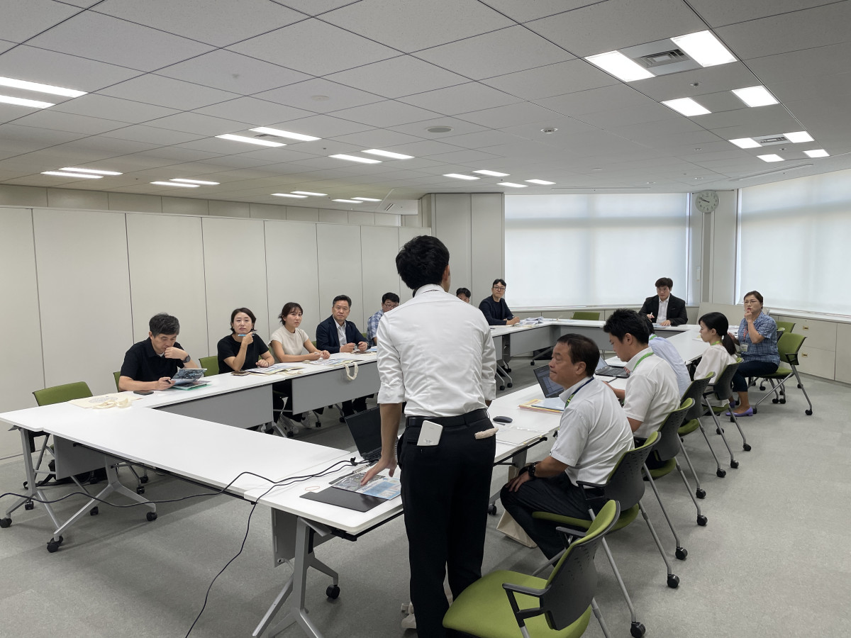▲서울주택도시개발공사(SH) 직원들이 도쿄를 도청(하수도국)을 방문해 물재생센터 복합개발 사례 등을 청취하고 있다. (SH)