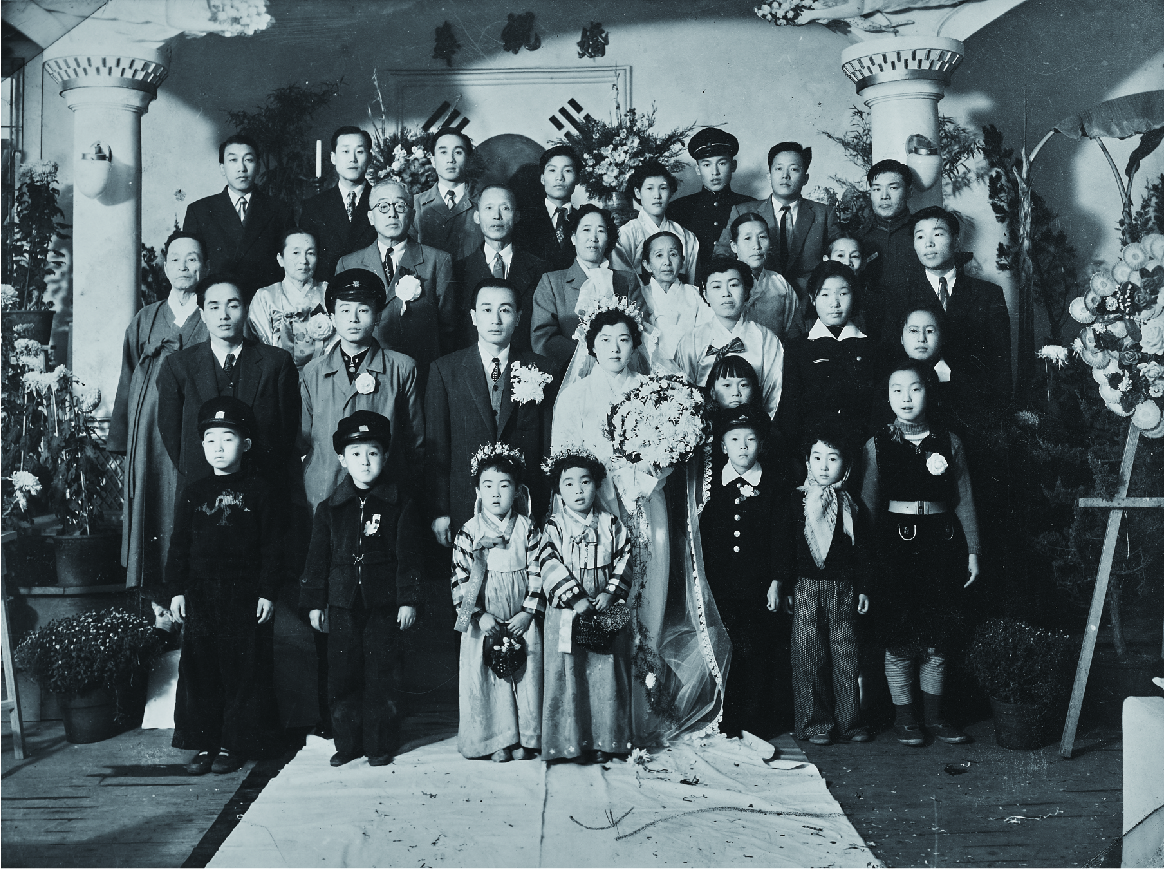 ▲서울생활사박물관(김주호 기증)(기증자의 결혼식 단체 사진(종로예식장), 1955년.)