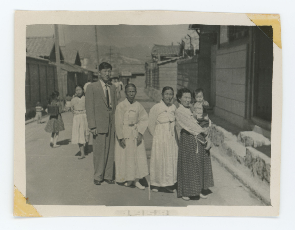 ▲기증자의 삼촌 류종규와 가족이 함께 찍은 사진, 1957년.(국립민속박물관(류익진 기증))