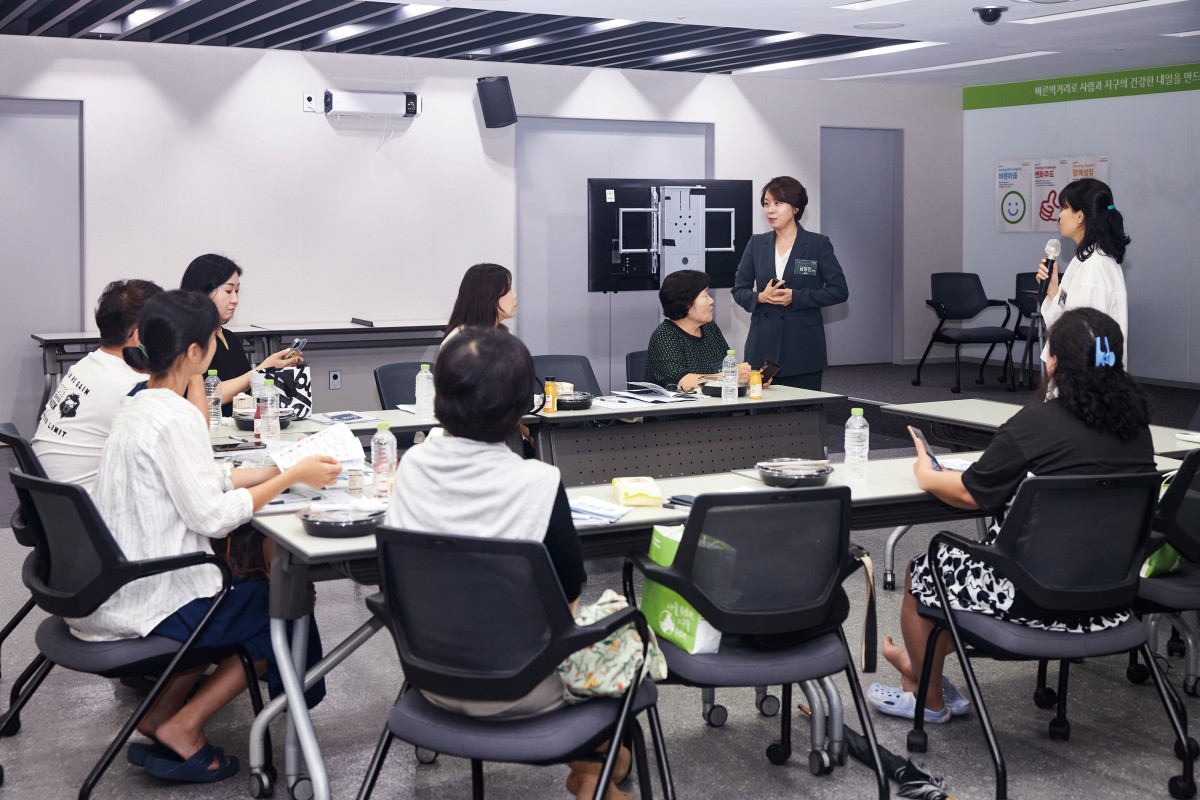 ▲'디자인밀' 체험단의 질이의 응답하는 남정민 풀무원 건강케어플랫폼사업본부장(가운데)과 이은영 영양사(오른쪽).(오병돈 프리랜서)