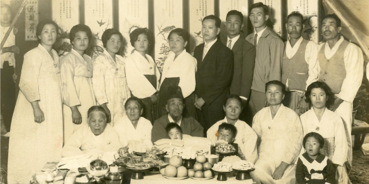 ▲작은아버지 환갑잔치에서 가족과, 1960년대 초.(전라남도 강진군(정진수))