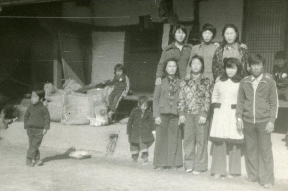 ▲전라남도 강진군 대곡마을 자택에서 자녀들, 1974년.(전라남도 강진군(마상순·손영자))