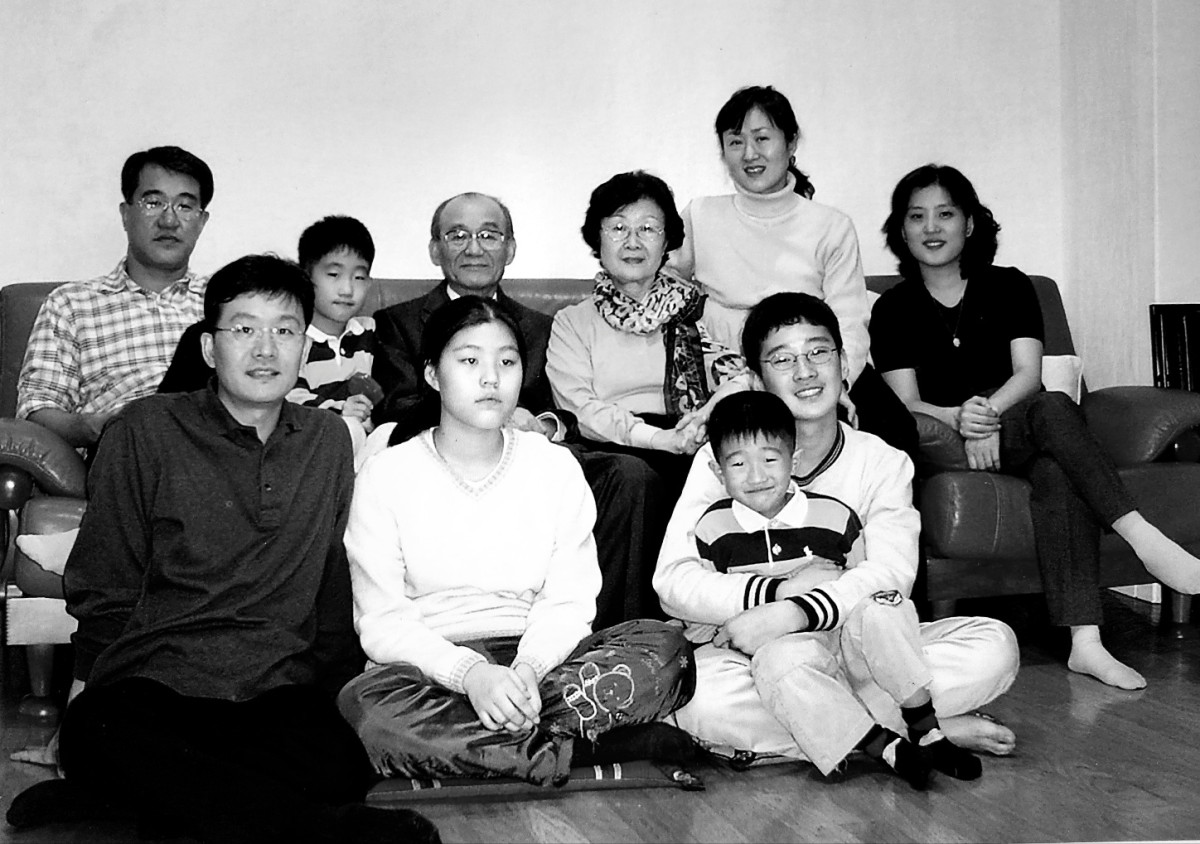 ▲추석을 맞아 아들 부부, 딸 부부, 손주와 같이 식사하고 거실에서 촬영, 2000년.(홍기옥(독립운동가 홍충희 지사의 차녀))