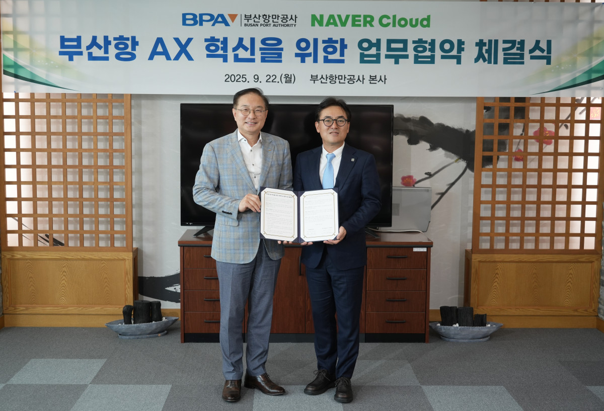 ▲부산항 AX혁신 업무협약 체결식 (좌)BPA_정원동_경영부사장_(우)네이버클라우드_임태건_전무이사 (사진제공=부산항만공사 )
