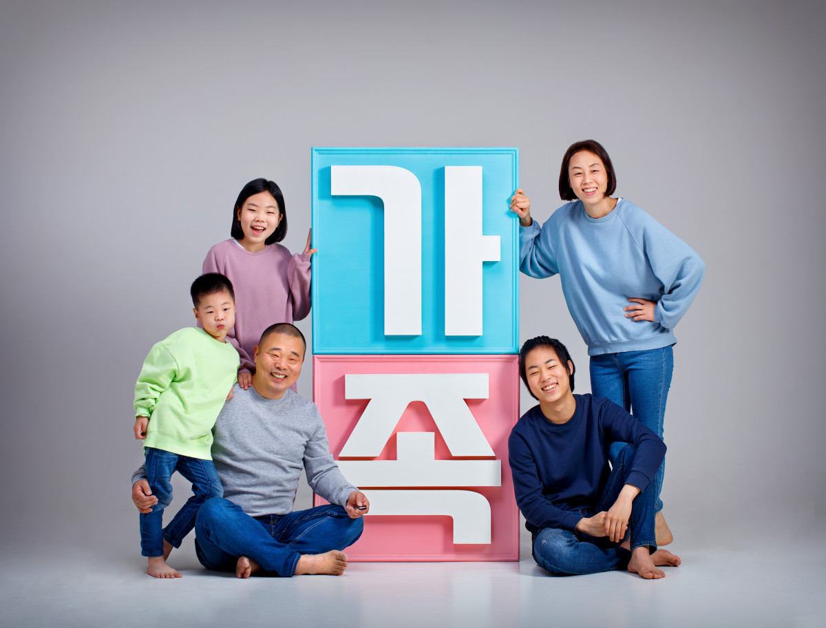 ▲다둥이 가족 – 완전체 콘셉트 사진. 결혼 20주년 기념사진이기도 하다, 2024년.(가족사진 전문 고슴도치 스튜디오(강성용 사진가))