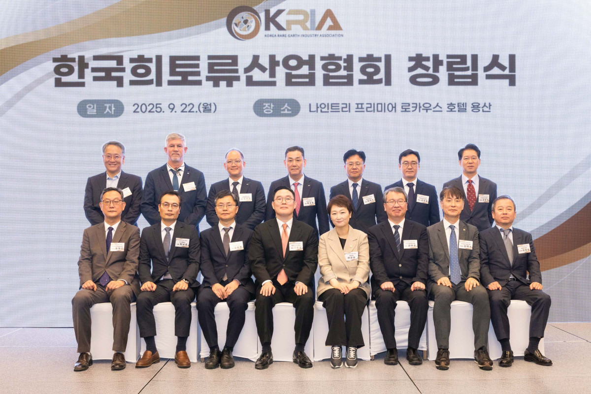 ▲22일 서울 용산구 나인트리 프리미어 로카우스 호텔에서 열린 한국희토류산업협회(KRIA) 창립식에서 윤창현 산업통상자원부 자원산업정책국장, 구본규 KRIA 회장, 이언주 국회의원, 권이균 한국지질자원연구원장(앞줄 왼쪽 3번째부터) 등 관계자들이 기념사진을 촬영하고 있다. (자료제공=LS전선)