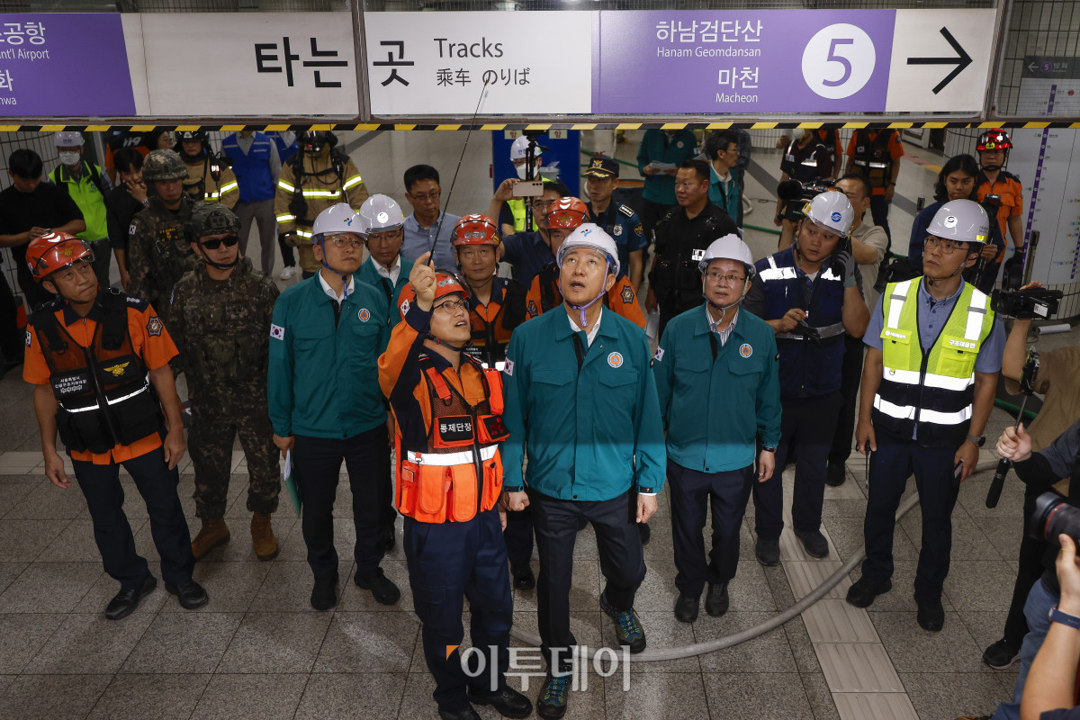 ▲오세훈 서울시장이 22일 서울 영등포구 여의나루역 일대에서 열린 2025년 서울시 재난대응 안전한국훈련 상황을 지켜보고 있다. 재난대응 안전한국훈련은 지하 47m(아파트 16층 높이)에 위치해 지상으로 이동 동선이 긴 5호선 여의나루역에서 휴대용 배터리 발화 및 고의적 방화로 화재가 발생, 대피 중 인파 사고와 흉기 난동 등이 복합적으로 발생하는 상황을 가정해 이뤄졌다. 조현호 기자 hyunho@