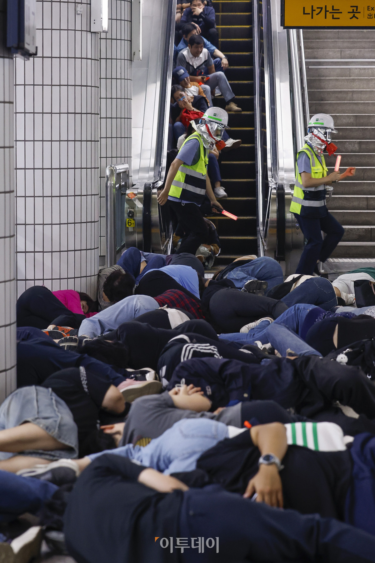 ▲22일 서울 영등포구 여의나루역 일대에서 열린 2025년 서울시 재난대응 안전한국훈련에서 서울교통공사 직원들이 대피 훈련을 하고 있다. 재난대응 안전한국훈련은 지하 47m(아파트 16층 높이)에 위치해 지상으로 이동 동선이 긴 5호선 여의나루역에서 휴대용 배터리 발화 및 고의적 방화로 화재가 발생, 대피 중 인파 사고와 흉기 난동 등이 복합적으로 발생하는 상황을 가정해 이뤄졌다. 조현호 기자 hyunho@