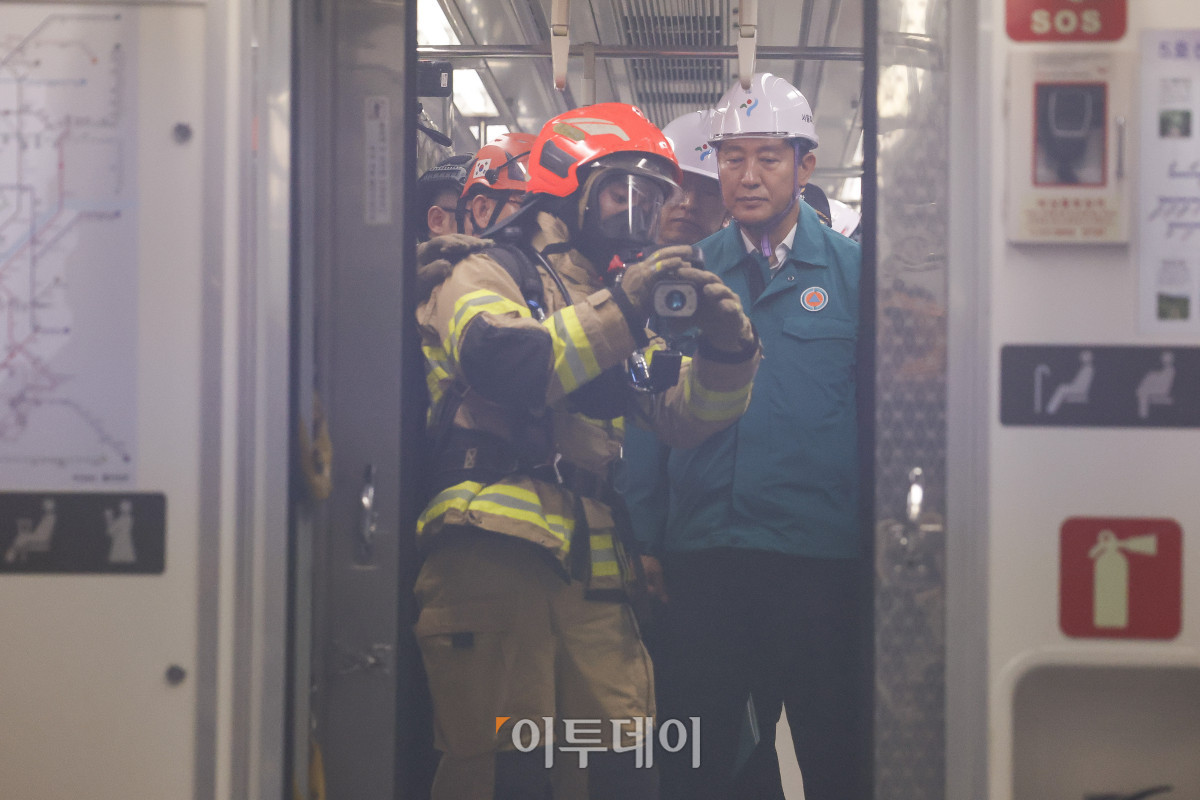 ▲오세훈 서울시장이 22일 서울 영등포구 여의나루역 일대에서 열린 2025년 서울시 재난대응 안전한국훈련 상황을 지켜보고 있다. 재난대응 안전한국훈련은 지하 47m(아파트 16층 높이)에 위치해 지상으로 이동 동선이 긴 5호선 여의나루역에서 휴대용 배터리 발화 및 고의적 방화로 화재가 발생, 대피 중 인파 사고와 흉기 난동 등이 복합적으로 발생하는 상황을 가정해 이뤄졌다. 조현호 기자 hyunho@