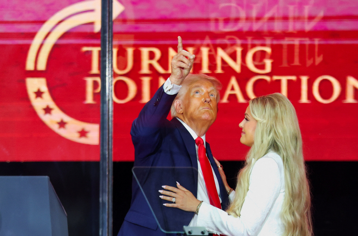 ▲도널드 트럼프 미국 대통령이 21일(현지시간) 찰리 커크 추모식에서 커크 아내와 함께 고인을 기리고 있다. (글렌데일(미국)/로이터연합뉴스)