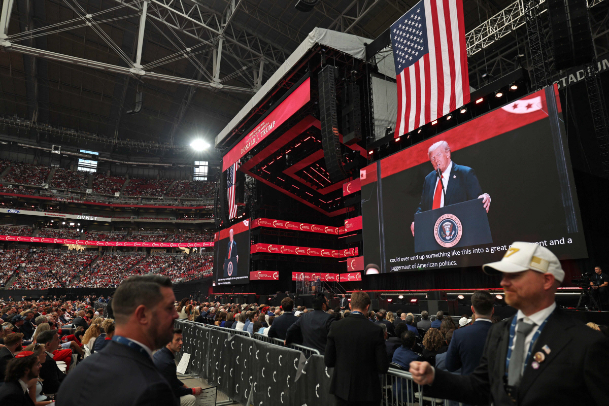 ▲도널드 트럼프 미국 대통령이 21일(현지시간) 애리조나주 피닉스 외곽 글렌데일의 스테이트팜 스타디움에서 열린 보수주의 활동가 찰리 커크 추모식에서 연설하고 있다. (글렌데일(미국)/AFP연합뉴스)