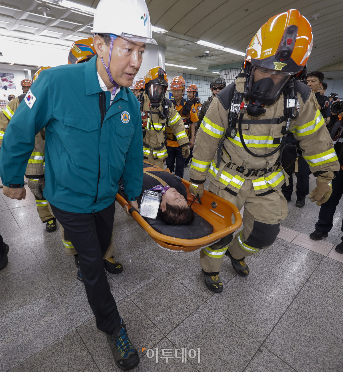 ▲오세훈 서울시장이 22일 서울 영등포구 여의나루역 일대에서 열린 2025년 서울시 재난대응 안전한국훈련에서 소방대원들과 함께 인명 구조 훈련을 하고 있다. 재난대응 안전한국훈련은 지하 47m(아파트 16층 높이)에 위치해 지상으로 이동 동선이 긴 5호선 여의나루역에서 휴대용 배터리 발화 및 고의적 방화로 화재가 발생, 대피 중 인파 사고와 흉기 난동 등이 복합적으로 발생하는 상황을 가정해 이뤄졌다. 조현호 기자 hyunho@