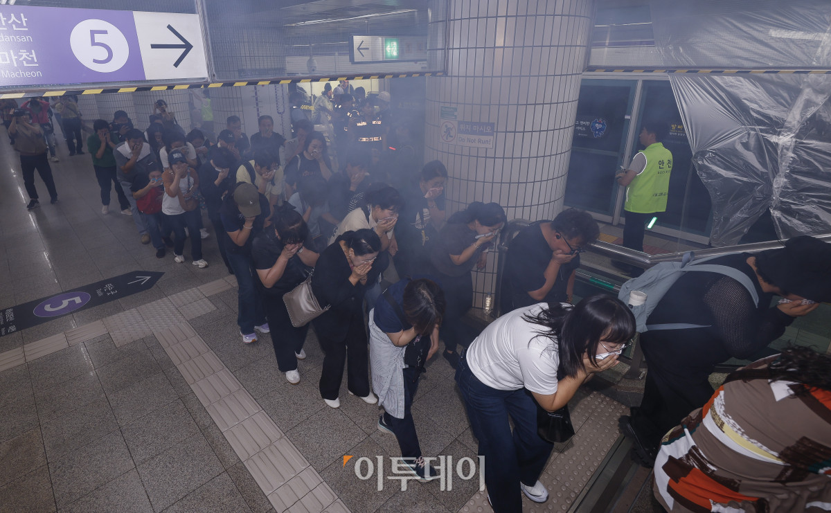 ▲22일 서울 영등포구 여의나루역 일대에서 열린 2025년 서울시 재난대응 안전한국훈련에서 승객들이 대피 훈련을 하고 있다. 재난대응 안전한국훈련은 지하 47m(아파트 16층 높이)에 위치해 지상으로 이동 동선이 긴 5호선 여의나루역에서 휴대용 배터리 발화 및 고의적 방화로 화재가 발생, 대피 중 인파 사고와 흉기 난동 등이 복합적으로 발생하는 상황을 가정해 이뤄졌다. 조현호 기자 hyunho@